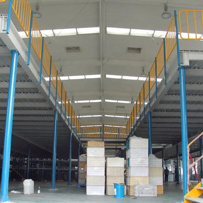 หนาวฝังคลังสินค้า Pallet Steel Storage Rack ISO9001 พร้อมลิฟต์สินค้า